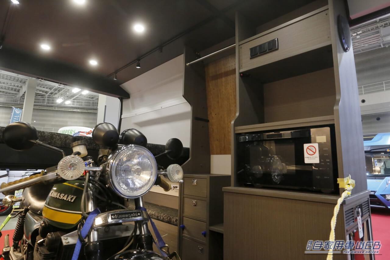 ｜「清木場俊介」とのコラボから生まれた究極の「遊び屋」キャンパー。愛用バイクを積んで「寝る」「食う」「遊ぶ」を満喫できる夢のRVの見どころを解説。