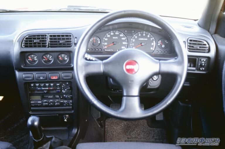 パルサーGTi-R メーターまわり｜「勝つことを宿命として生まれたモンスターコンパクト」 圧倒的な加速力とは裏腹に、極端な“フロントヘビー”と“どアンダー”なハンドリングで直線番長とまで揶揄された悲運の『GTi-R』