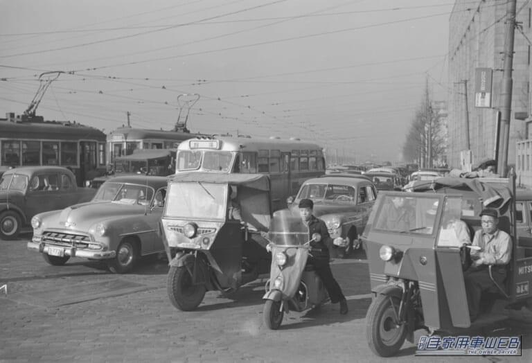 戦後の道路事情（イメージ）｜「街のヘリコプター」???　昭和の路地裏を駆け回った伝説の小型三輪自動車