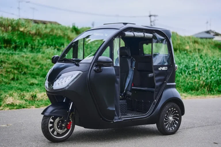 「EVトゥクトゥク」と呼ばれることも|“軽を買うほどじゃない”人に!「新車97.9万円」「100km約150円」「車検不要」「3人乗り」の都市型3輪EV「e-NEO」東京・名古屋で体験試乗会