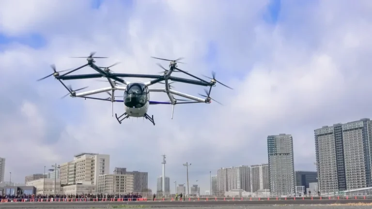 東京デモフライトには、約300人が来場。｜空飛ぶクルマが瀬戸内海を飛ぶ！累計300フライト・427機受注、日本発「SKYDRIVE」実用化へどこまで進んでる？