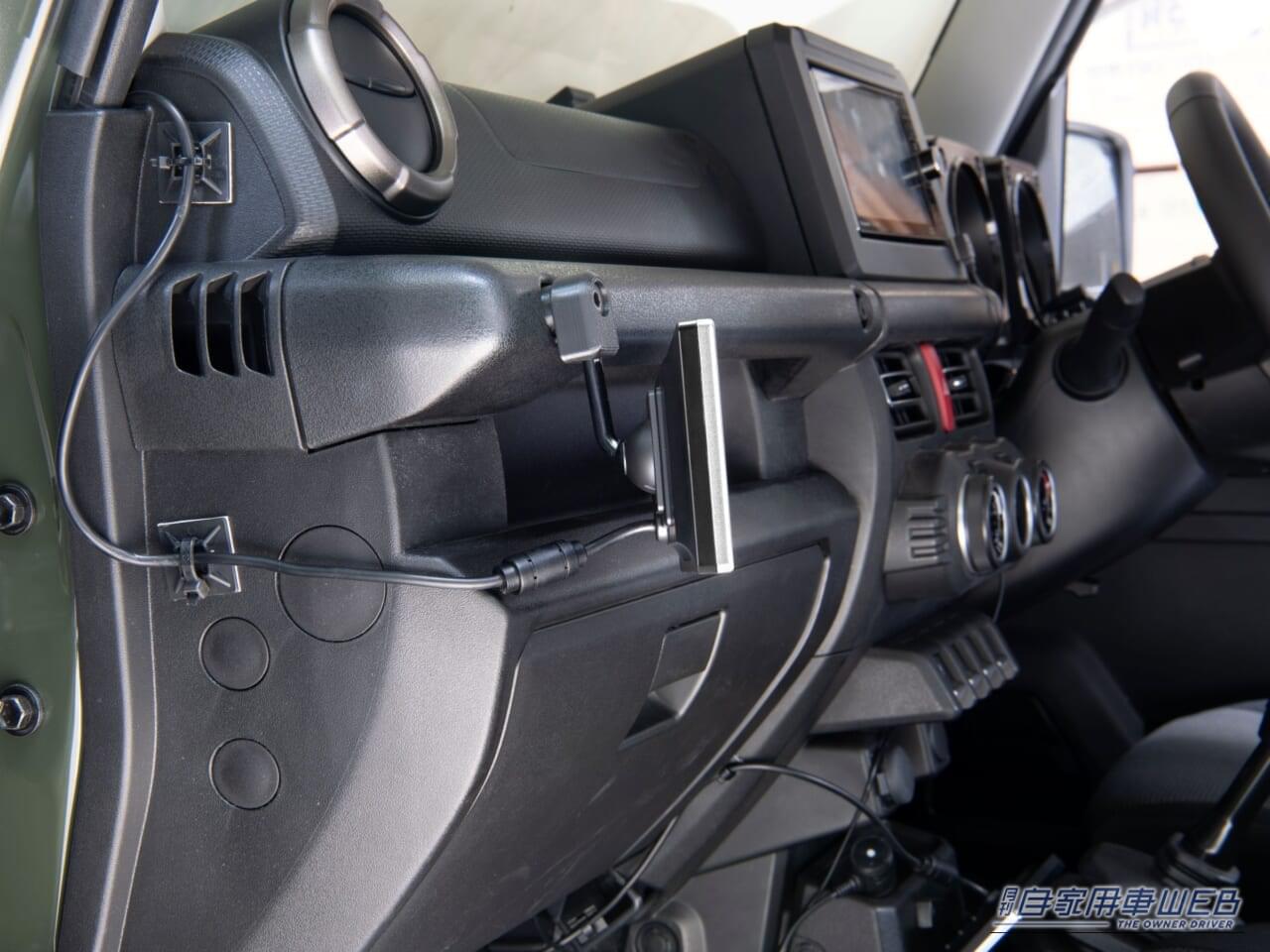 【オフロード走行もOK】ボルト固定で頑丈なジムニー専用モニタースタンド