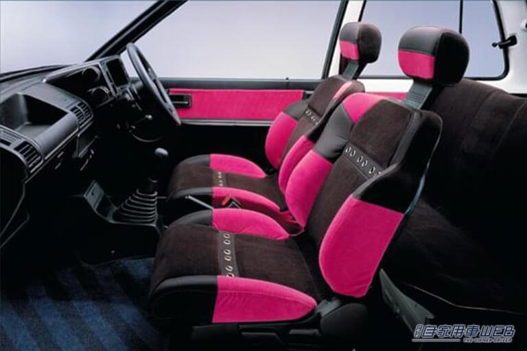 スズキの、初代アルトワークスの車内、シート。専用設計のバケットタイプ。｜「後ろにつかれたら素直に道を譲れ…」とんでもないスペックを持った軽自動車。初代は40年前に登場。5年前に生産中止になるも、今でも人気が高い［スズキ・アルトワークス］
