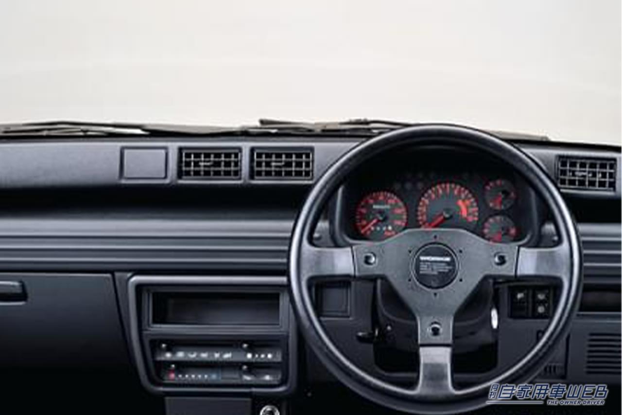 スズキの、2代目アルトワークスの後期型の車内、インパネからコンソール周辺の写真｜「後ろにつかれたら素直に道を譲れ…」とんでもないスペックを持った軽自動車。初代は40年前に登場。5年前に生産中止になるも、今でも人気が高い［スズキ・アルトワークス］