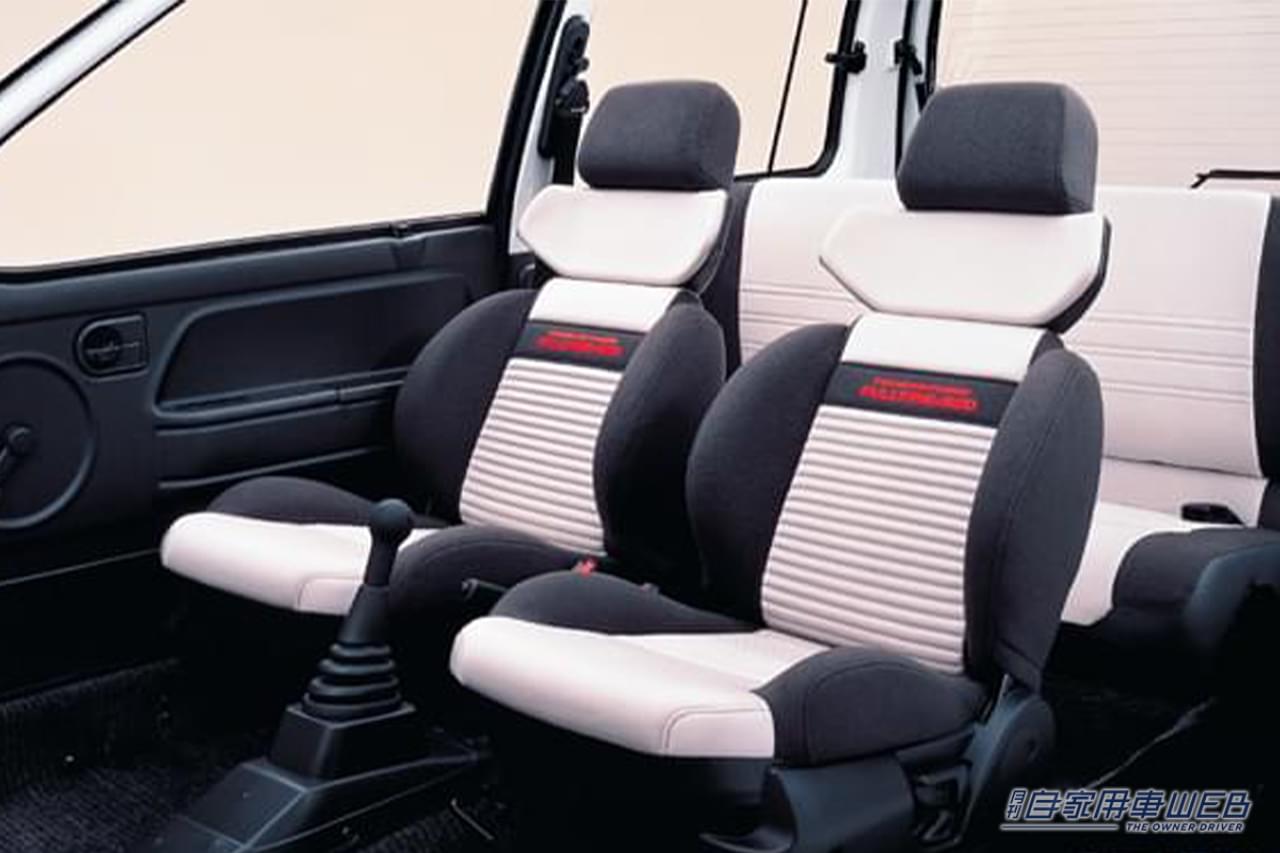スズキの、2代目アルトワークスの後期型の車内、シート｜「後ろにつかれたら素直に道を譲れ…」とんでもないスペックを持った軽自動車。初代は40年前に登場。5年前に生産中止になるも、今でも人気が高い［スズキ・アルトワークス］