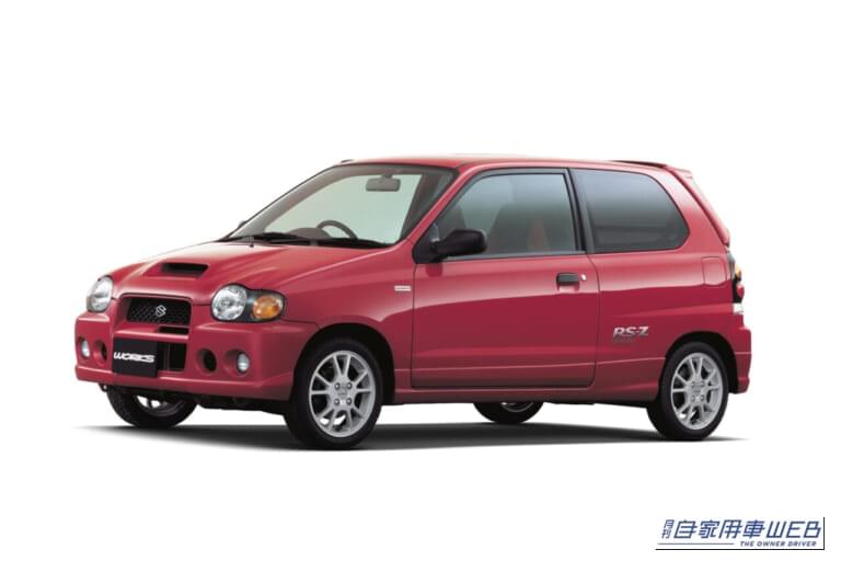 1998年に登場した、スズキの4代目アルトワークス。赤いボディカラー｜「後ろにつかれたら素直に道を譲れ…」とんでもないスペックを持った軽自動車。初代は40年前に登場。5年前に生産中止になるも、今でも人気が高い［スズキ・アルトワークス］
