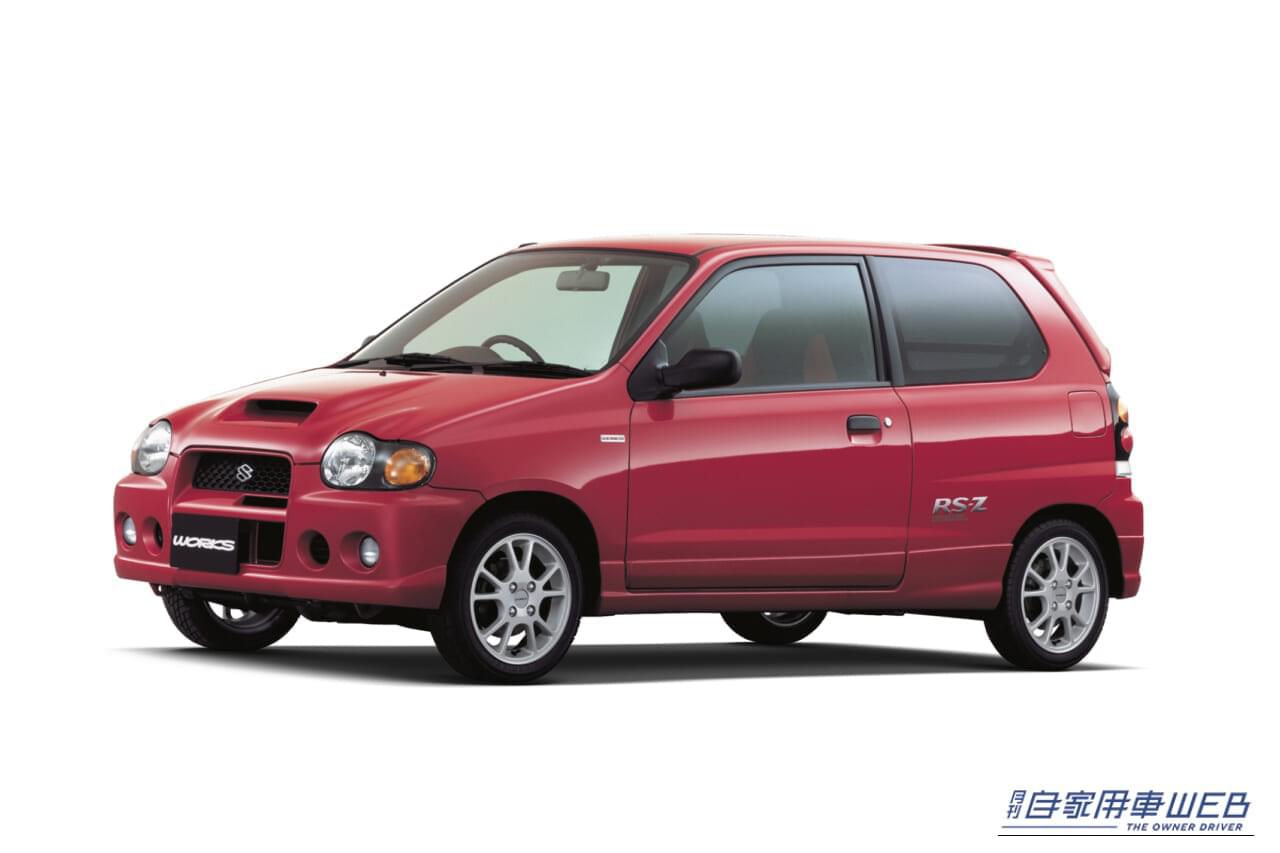 1998年に登場した、スズキの4代目アルトワークス。赤いボディカラー｜「後ろにつかれたら素直に道を譲れ…」とんでもないスペックを持った軽自動車。初代は40年前に登場。5年前に生産中止になるも、今でも人気が高い［スズキ・アルトワークス］