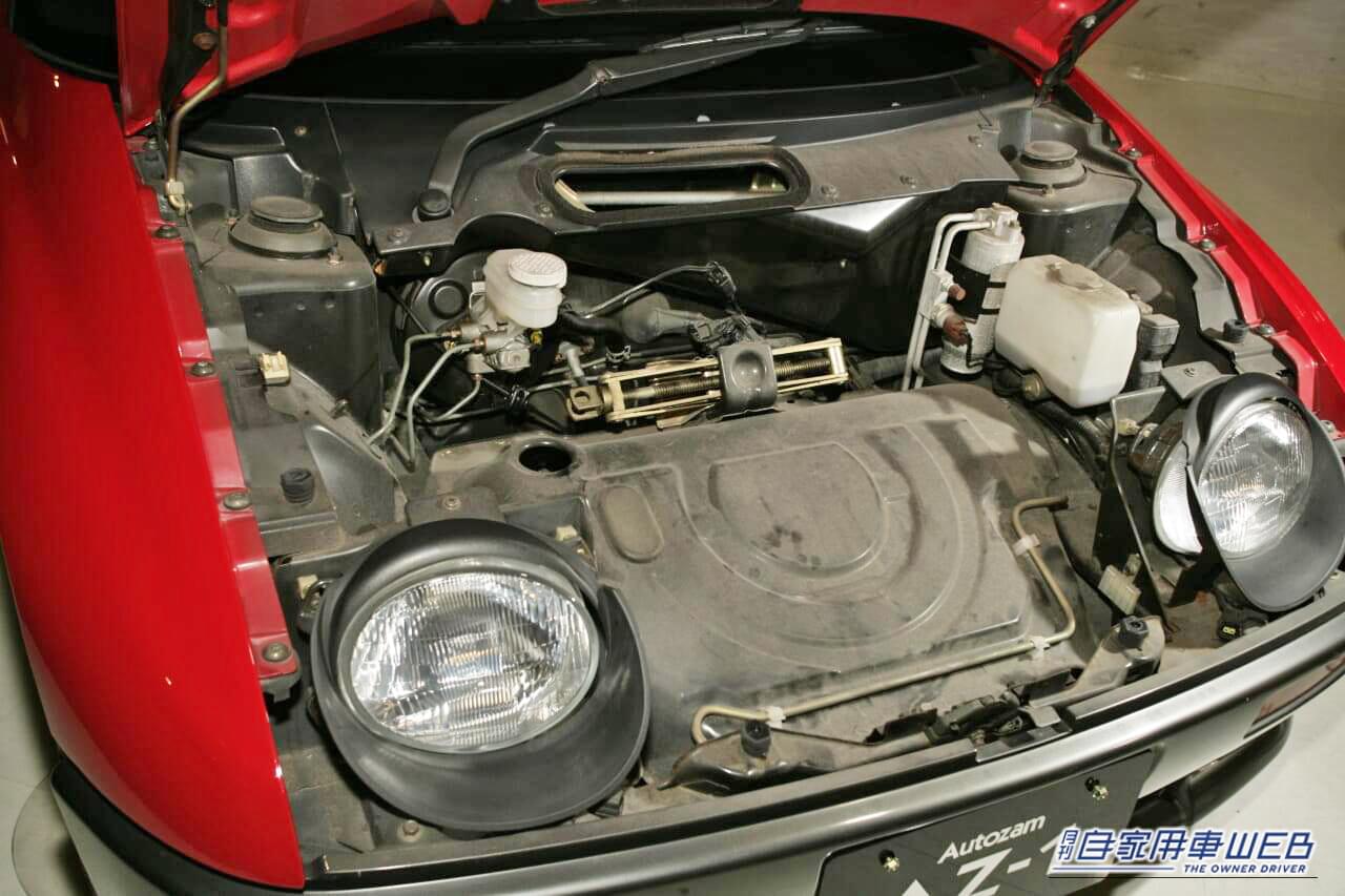 赤いボディのマツダ オートザム AZ-1のフロントフードを開けた状態。|バブルが生んだ34年前の軽スーパーカー。唯一無二のドアを記憶している人も多いはず。マツダが生んだ偉大な経スポーツ「オートザム・AZ-1」を掘り下げる