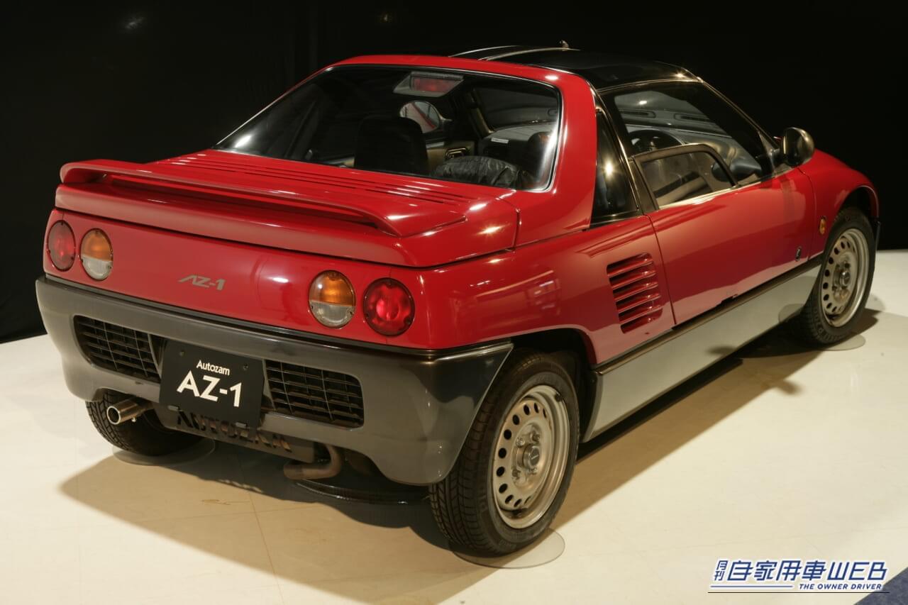 赤いボディのマツダ オートザム AZ-1のリアから右サイドにかけての写真｜バブルが生んだ34年前の軽スーパーカー。唯一無二のドアを記憶している人も多いはず。マツダが生んだ偉大な経スポーツ「オートザム・AZ-1」を掘り下げる