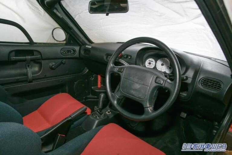 赤いボディのマツダ オートザム AZ-1のシート|バブルが生んだ34年前の軽スーパーカー。唯一無二のドアを記憶している人も多いはず。マツダが生んだ偉大な経スポーツ「オートザム・AZ-1」を掘り下げる