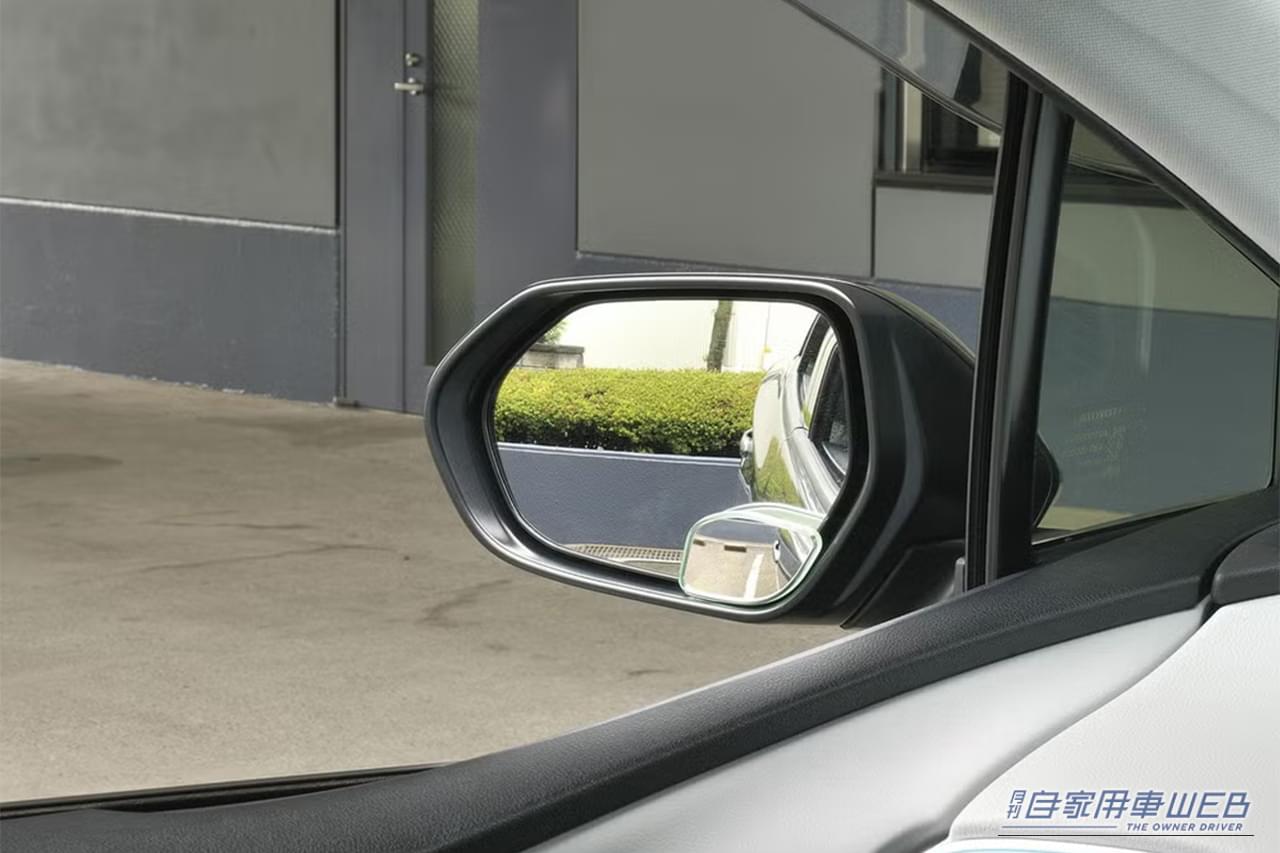 ｜貼り付けるだけで効果を実感。「運転の不安が解消」「駐車や車線変更などでドライバーをサポート」幅広い車種に対応するカーグッズを紹介［カーメイト DZ500］