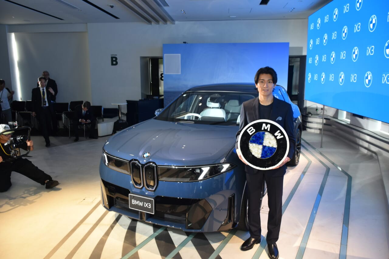 ｜【BMW】新型iX3が日本初上陸！一充電で906km走れて15分充電で420km動く「次世代の電気自動車」