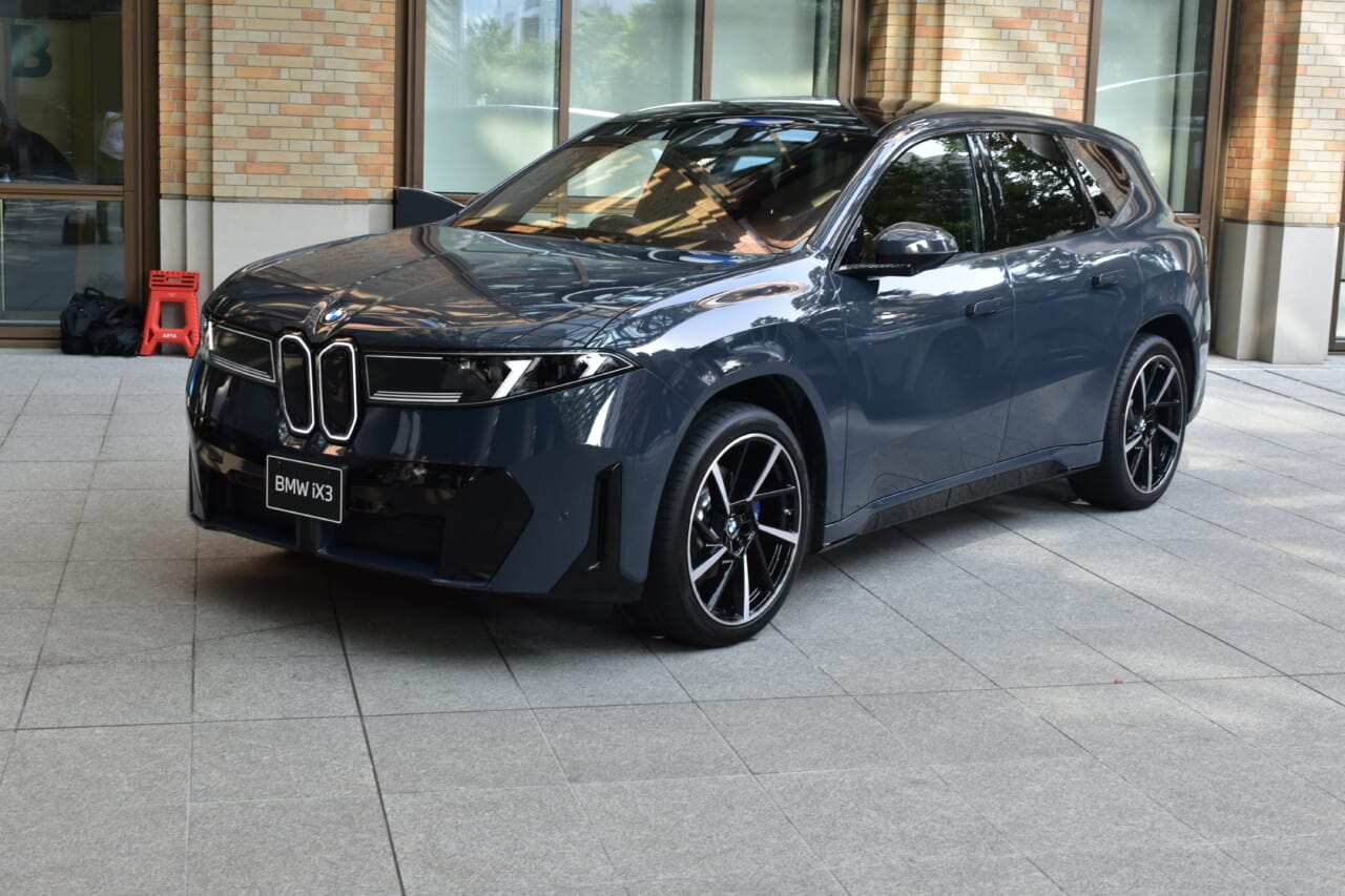 ｜【BMW】新型iX3が日本初上陸！一充電で906km走れて15分充電で420km動く「次世代の電気自動車」