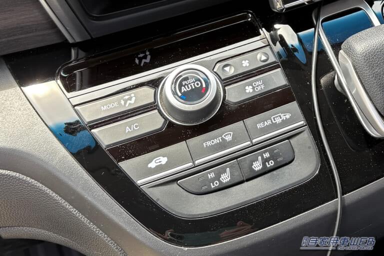 ホンダ 2代目フリード エアコン操作パネル|「エアコンの効きが劇変…」夏の車内の温度上昇を抑制するテクニック。キモはダッシュボードだった! 「やらない手はない」メリット多数のアイテムを紹介!