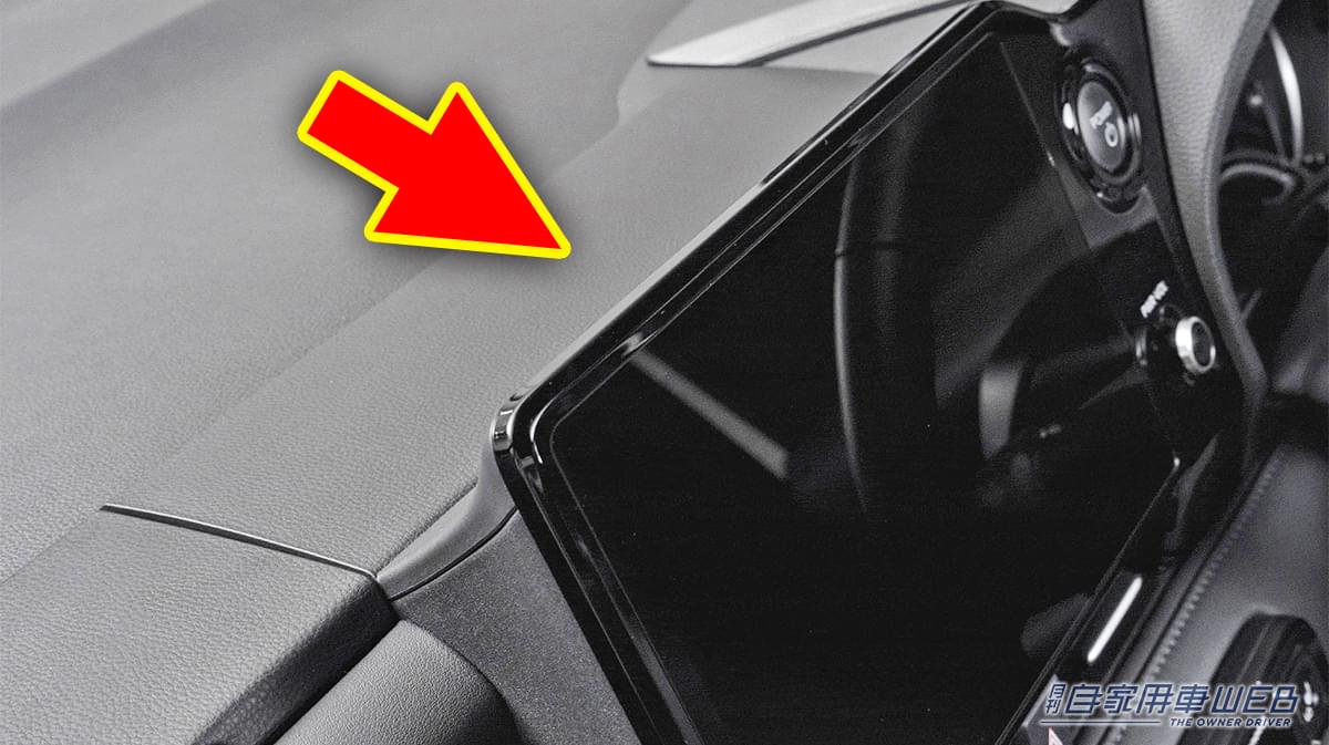 「コレ、マジで優秀…」トヨタの大人気ミニバン「ノア・ヴォクシー」のデッドスペースが有効活用！ 簡単装着でこの夏大活躍間違いなしの［クラフトワークス・ダッシュボードトレイ］を紹介！