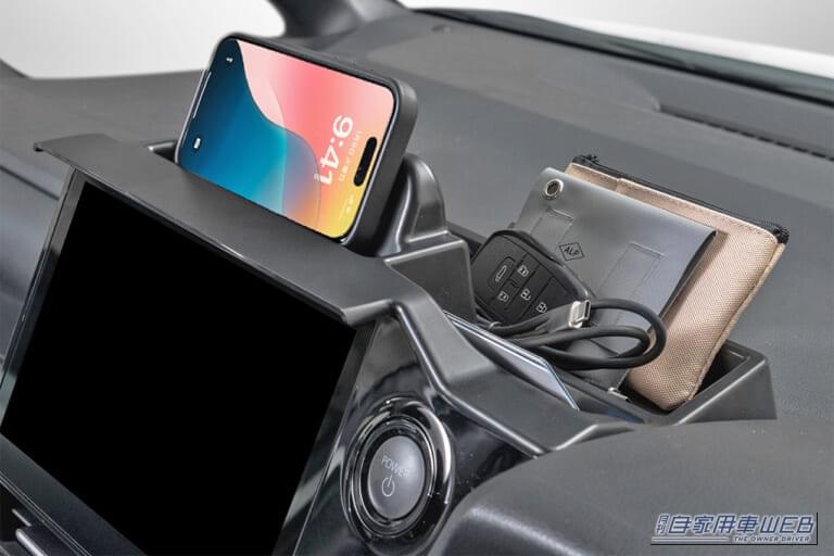 サングラスやコード、カードやサイズ、カギなど車内に散乱しがちな小物を、クラフトワークスのノア・ヴォクシー 90系専用 ダッシュボードトレイに収納した写真｜「コレ、マジで優秀…」トヨタの大人気ミニバン「ノア・ヴォクシー」のデッドスペースが有効活用！ 簡単装着でこの夏大活躍間違いなしの［クラフトワークス・ダッシュボードトレイ］を紹介！
