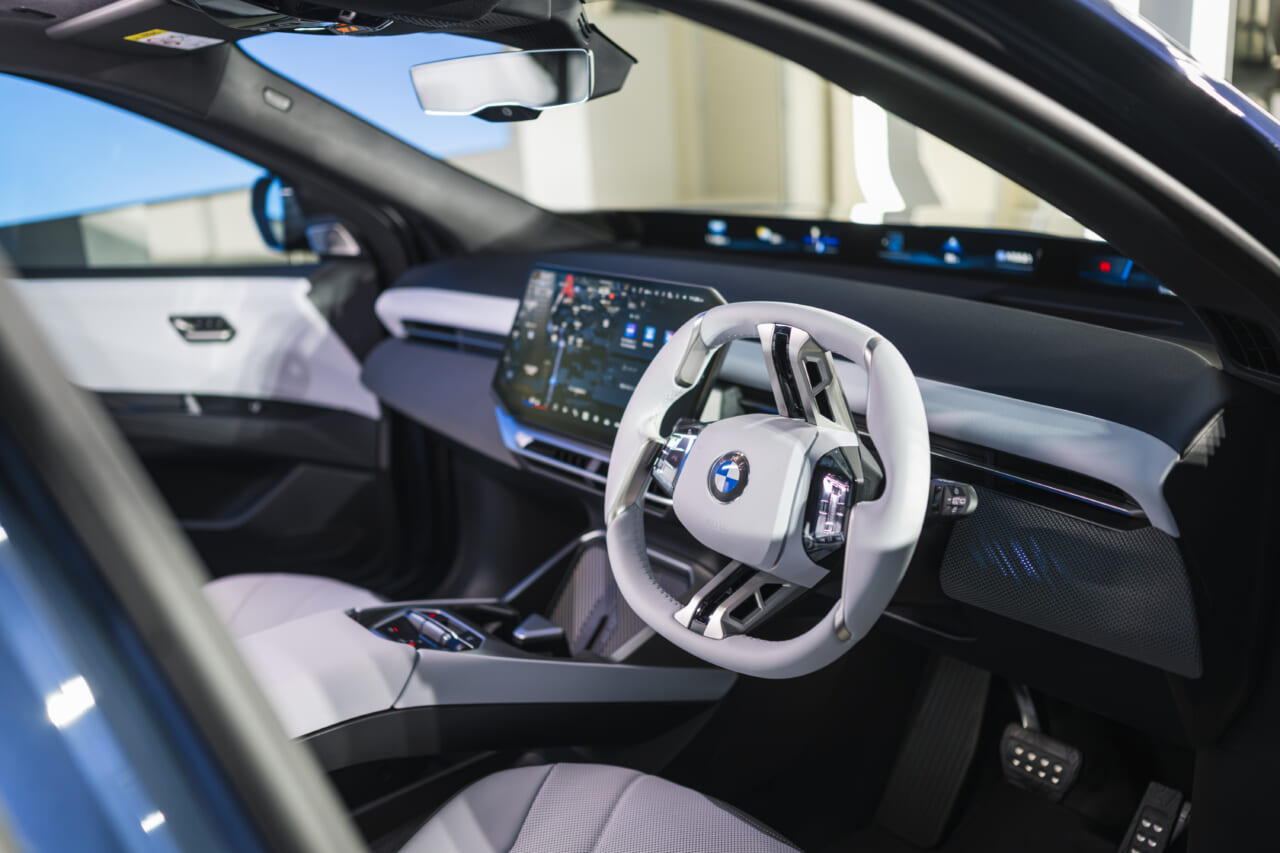 ｜【BMW】新型iX3が日本初上陸！一充電で906km走れて15分充電で420km動く「次世代の電気自動車」