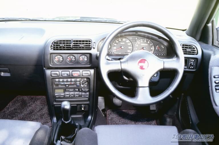 パルサーGTi-R メーターまわり｜「勝つことを宿命として生まれたモンスターコンパクト」 圧倒的な加速力とは裏腹に、極端な“フロントヘビー”と“どアンダー”なハンドリングで直線番長とまで揶揄された悲運の『GTi-R』