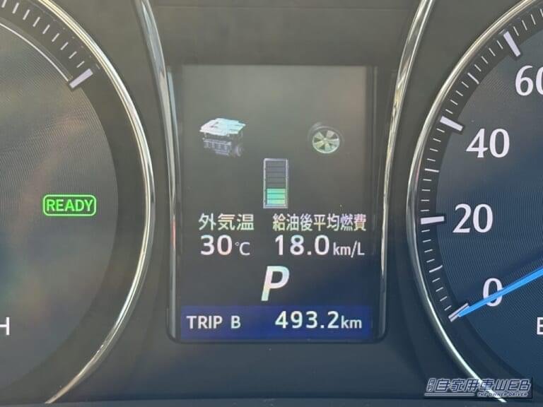 210系クラウンのインパネ、液晶画面。外気温が30℃と表示されている｜「シートベルトって洗えないよね…」夏場は汗でニオイも気になる。だったらコレ使ってみて！ デザイン性が高く通気性も抜群「ゴードンミラー・コーデュラ シートベルトパッド」