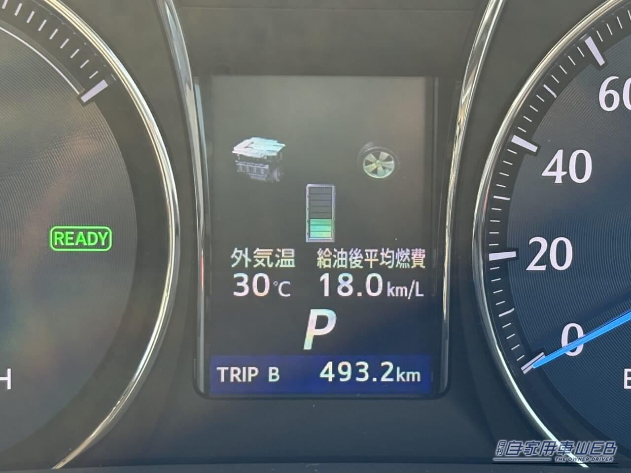 210系クラウンのインパネ、液晶画面。外気温が30℃と表示されている|「シートベルトって洗えないよね…」夏場は汗でニオイも気になる。だったらコレ使ってみて! デザイン性が高く通気性も抜群「ゴードンミラー・コーデュラ シートベルトパッド」