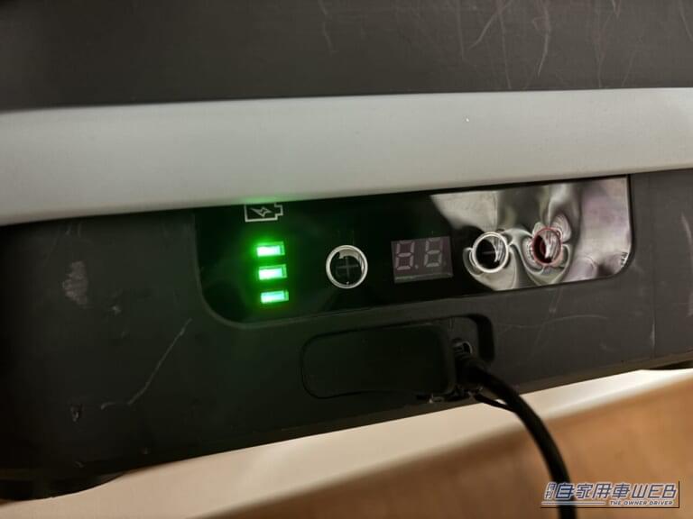 ドン・キホーテ 情熱価格 バケツ型ポータブル高圧洗浄機 WashGo! ウォッシュゴーの、充電中の操作パネル。|「ドンキ情熱価格カーグッズをゲット」夏の長距離ドライブの不満を解消! パワフル噴射なのにコンパクトに収納可能な「WashGo!」を実使用レポート!