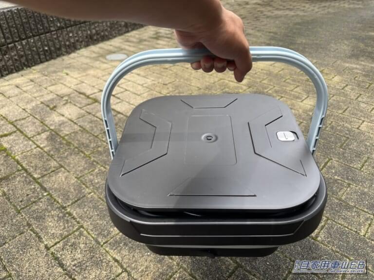 ドン・キホーテ 情熱価格 バケツ型ポータブル高圧洗浄機 WashGo! ウォッシュゴーを折りたたんだ状態で、取っ手で持ち上げた状態｜「ドンキ情熱価格カーグッズをゲット」夏の長距離ドライブの不満を解消！ パワフル噴射なのにコンパクトに収納可能な「WashGo!」を実使用レポート！