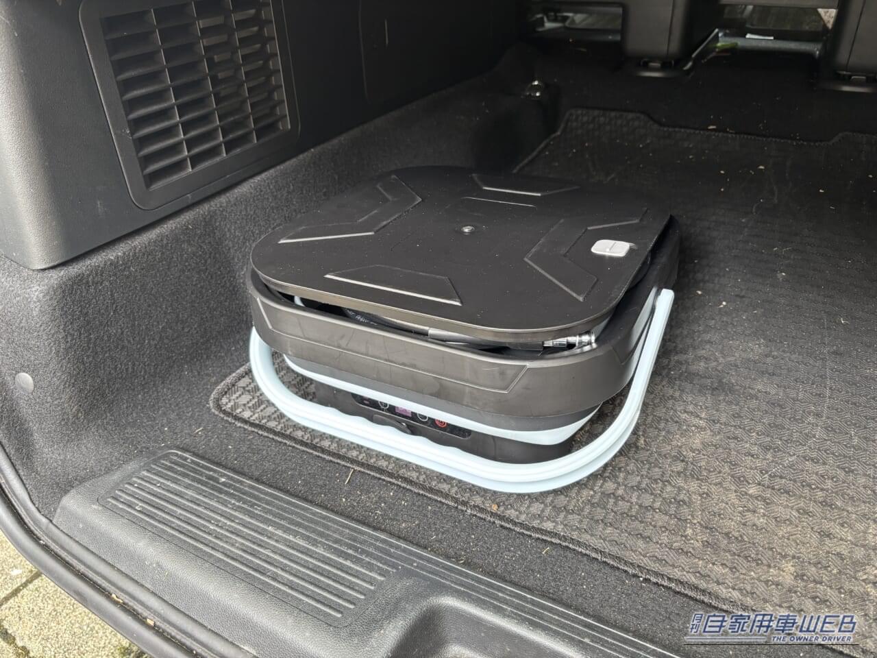 ドン・キホーテ 情熱価格 バケツ型ポータブル高圧洗浄機 WashGo! ウォッシュゴーを折りたたんだ状態で、ホンダのフリードのラゲッジスペースに積載した状態。｜「ドンキ情熱価格カーグッズをゲット」夏の長距離ドライブの不満を解消！ パワフル噴射なのにコンパクトに収納可能な「WashGo!」を実使用レポート！