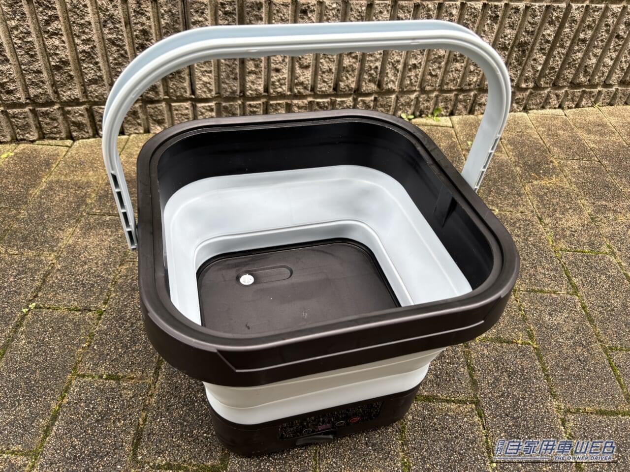 ドン・キホーテ 情熱価格 バケツ型ポータブル高圧洗浄機 WashGo! ウォッシュゴーの本体バケツを組み立てた状態。|「ドンキ情熱価格カーグッズをゲット」夏の長距離ドライブの不満を解消! パワフル噴射なのにコンパクトに収納可能な「WashGo!」を実使用レポート!