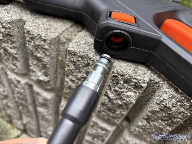 ドン・キホーテ 情熱価格 バケツ型ポータブル高圧洗浄機 WashGo! ウォッシュゴーのノズルにホースを接続。|「ドンキ情熱価格カーグッズをゲット」夏の長距離ドライブの不満を解消! パワフル噴射なのにコンパクトに収納可能な「WashGo!」を実使用レポート!