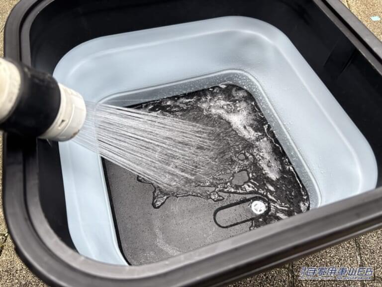 ドン・キホーテ 情熱価格 バケツ型ポータブル高圧洗浄機 WashGo! ウォッシュゴーのバケツに水を入れている。｜「ドンキ情熱価格カーグッズをゲット」夏の長距離ドライブの不満を解消！ パワフル噴射なのにコンパクトに収納可能な「WashGo!」を実使用レポート！