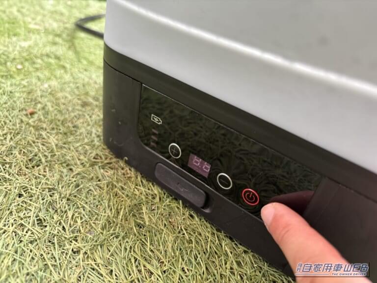 ドン・キホーテ 情熱価格 バケツ型ポータブル高圧洗浄機 WashGo! ウォッシュゴーのスイッチを入れる。｜「ドンキ情熱価格カーグッズをゲット」夏の長距離ドライブの不満を解消！ パワフル噴射なのにコンパクトに収納可能な「WashGo!」を実使用レポート！