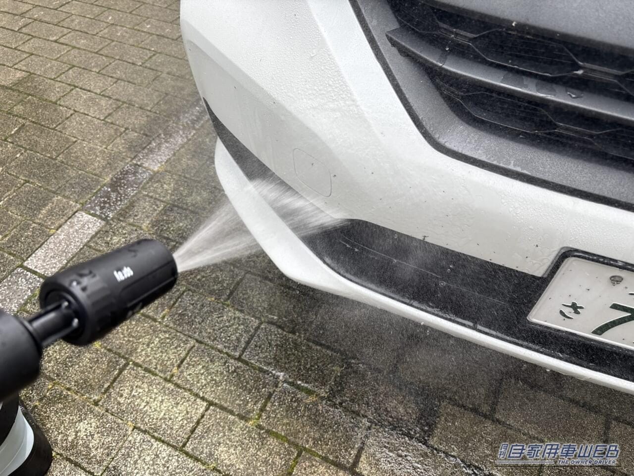 ドン・キホーテ 情熱価格 バケツ型ポータブル高圧洗浄機 WashGo! ウォッシュゴーで、ホンダフリードのバンパーに付着した虫を除去していく|「ドンキ情熱価格カーグッズをゲット」夏の長距離ドライブの不満を解消! パワフル噴射なのにコンパクトに収納可能な「WashGo!」を実使用レポート!