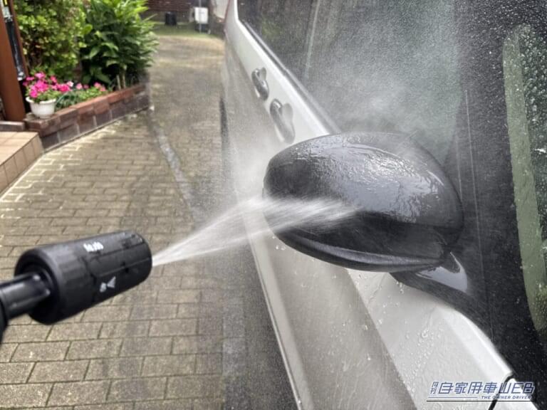 ドン・キホーテ 情熱価格 バケツ型ポータブル高圧洗浄機 WashGo! ウォッシュゴーで、ホンダフリードのミラーを洗う。｜「ドンキ情熱価格カーグッズをゲット」夏の長距離ドライブの不満を解消！ パワフル噴射なのにコンパクトに収納可能な「WashGo!」を実使用レポート！