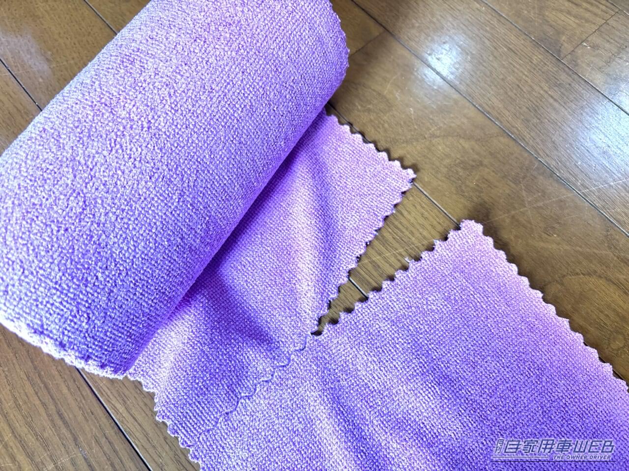 ドン・キホーテのPB商品、ちぎって使えるマイクロファイバー52枚を1枚ちぎっている写真｜「こういうのが欲しかったのよ…」いつでも新品。ドンキの［ちぎって使えるマイクロファイバー］がメリットだらけ！ 実際に使用して検証