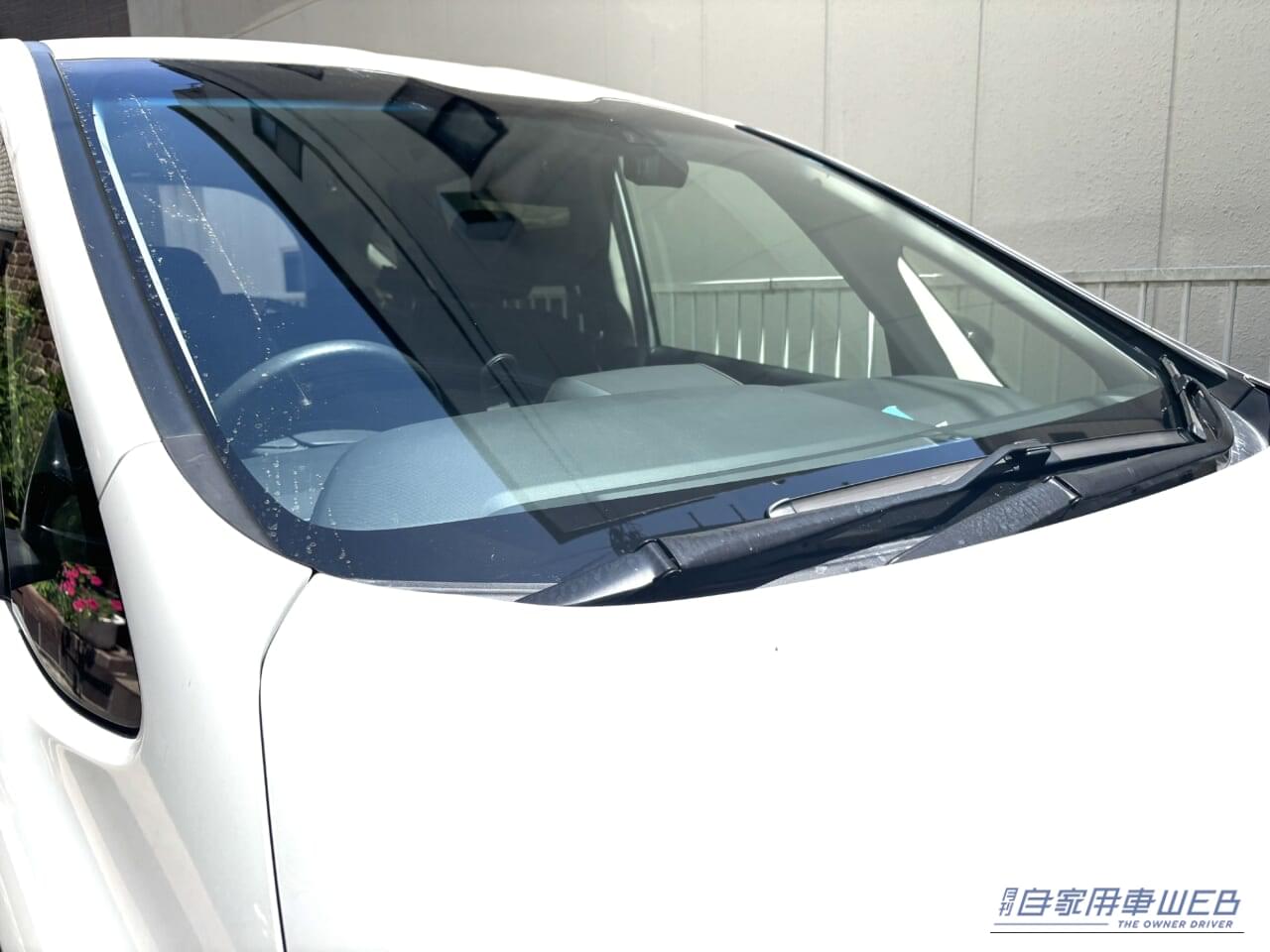 直射日光に照らされる、ホンダ GB7フリード のフロントガラス｜「マジ？ 車内温度50℃→25℃」ドンキの情熱価格カー用品を検証。さすがのアイデアがガチで威力を発揮した！［速着ワンタッチ傘型サンシェード］