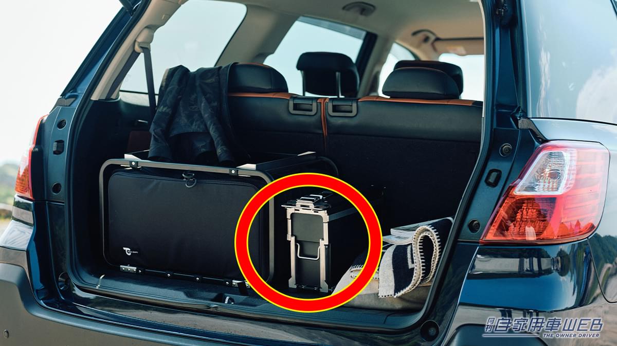 |「ただの箱を組み立てると…」軽自動車のラゲッジにも収まるサイズ感。必要な道具一式がピッタリ収納されている小さなキッチンが登場。