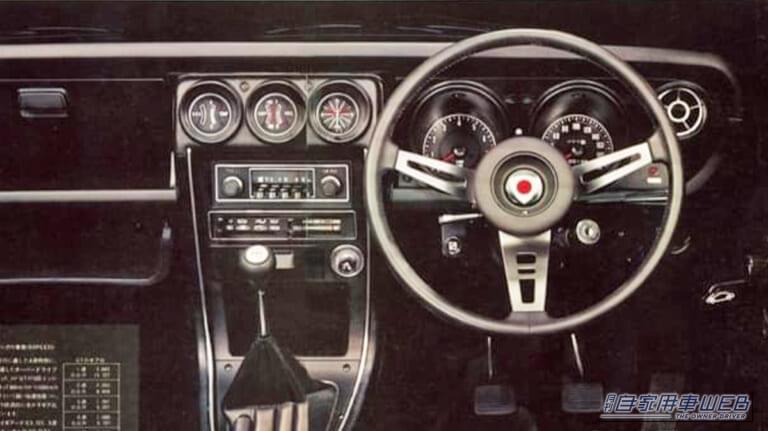 「この美しさは別格…」「ひと目見たら忘れられない」55年前のマツダ車。精悍なフロントマスクと丸形デザインのリアコンビネーションランプが印象的な名車を紹介。