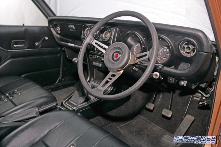 1971年 マツダ サバンナ 車内 運転席 ステアリング|「この美しさは別格…」「ひと目見たら忘れられない」55年前のマツダ車。精悍なフロントマスクと丸形デザインのリアコンビネーションランプが印象的な名車を紹介。