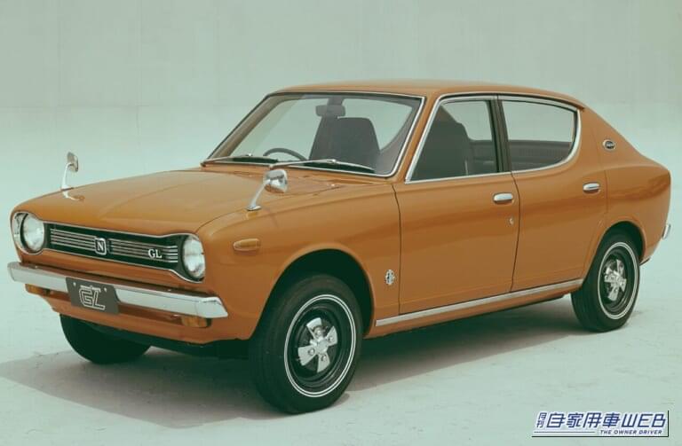 1970年 日産 初代チェリー 4ドアセダン1000GL E10型 フロント|「大胆すぎるデザイン」日産初の技術を採用した56年前の大衆車。車名の由来は日本の国花の“桜”。いまなお語り継がれる名車、初代チェリーを紹介