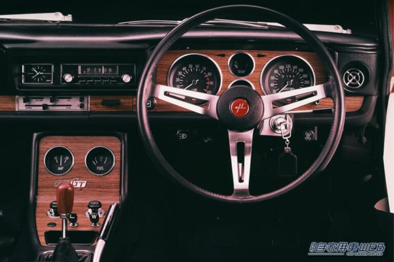 日産のスカイライン2000GT-Rの車内、コックピットの写真｜「伝説はここから始まった…」初代GT-R登場から57年。見た目はフツーのセダンだが、とんでもない性能のエンジンを搭載。前人未踏の記録を樹立した［日産 スカイライン2000GT-R］