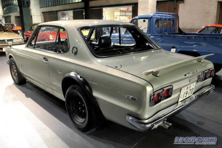 日産のスカイライン2000GT-R 2ドアハードトップのリアから左サイドが写った写真｜「伝説はここから始まった…」初代GT-R登場から57年。見た目はフツーのセダンだが、とんでもない性能のエンジンを搭載。前人未踏の記録を樹立した［日産 スカイライン2000GT-R］