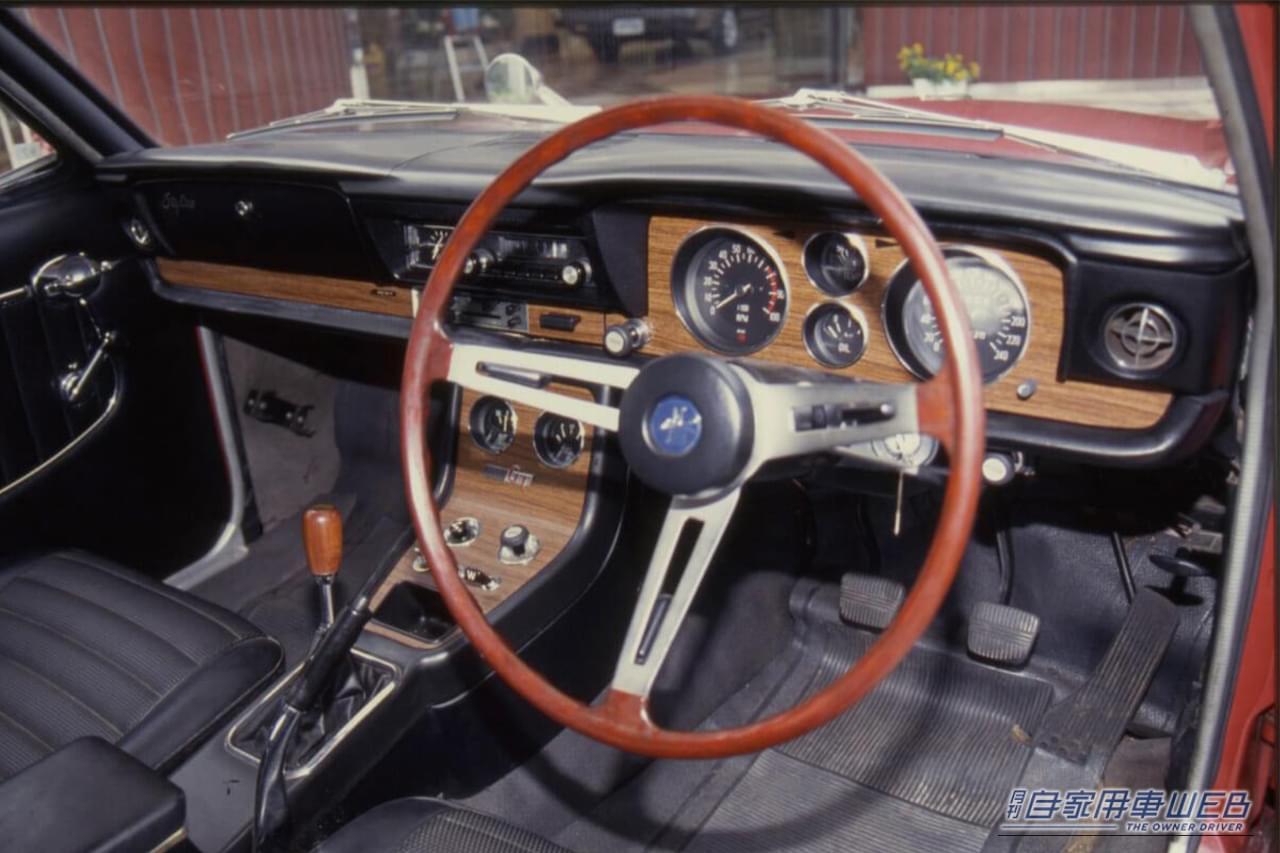 日産のスカイライン2000GT-Rのコックピット｜「伝説はここから始まった…」初代GT-R登場から57年。見た目はフツーのセダンだが、とんでもない性能のエンジンを搭載。前人未踏の記録を樹立した［日産 スカイライン2000GT-R］