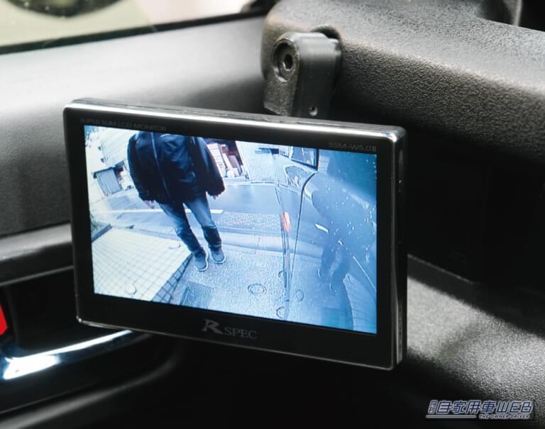 ジムニー用モニタースタンド　取り付け例｜「これで現行ジムニーの死角が解消！」ドライバーの安全運転をサポートする人気製品がリニューアル‼︎ 〜データシステム・マルチVIEWフロントカメラキット〜