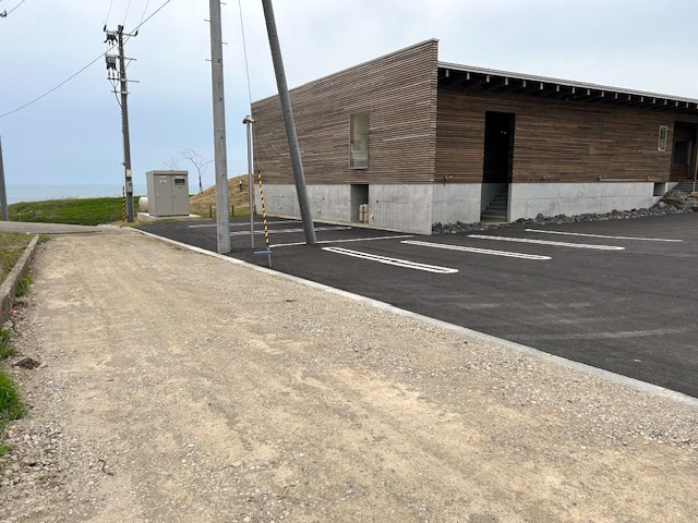 【車中泊旅行におススメ! RVパーク最新情報】なおえつ海水浴場までは徒歩約3分という好立地。マリンレジャーの拠点として最適なRVパーク『新潟県上越市/RV-PARK テラ・ロウリュ なおえつ海水浴場』