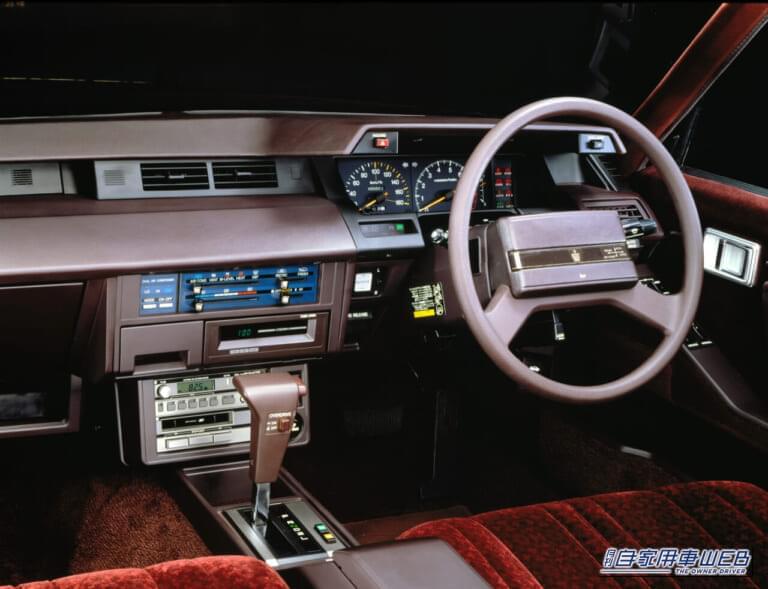 Toyota トヨタ 7代目 S120系 クラウン ロイヤルサルーンG 車内 メモリー付きチルト＆テレスコピックステアリング｜「いつかはクラウン」伝説的キャッチコピーで有名な43年前のトヨタの名車。印象的なデザインを採用し大ヒットした人気モデルを紹介