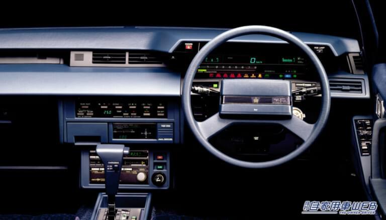 Toyota トヨタ 7代目 S120系 クラウン ロイヤルサルーンG 車内 エレクトロニックディスプレイメーター｜「いつかはクラウン」伝説的キャッチコピーで有名な43年前のトヨタの名車。印象的なデザインを採用し大ヒットした人気モデルを紹介