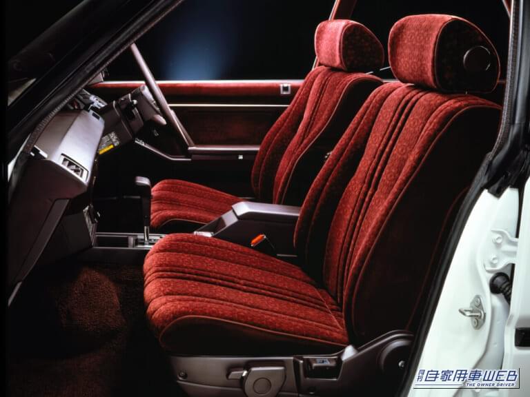 Toyota トヨタ 7代目 S120系 クラウン ロイヤルサルーンG 車内 シート マルチ・アジャスタブル・マイコン・パワーシート｜「いつかはクラウン」伝説的キャッチコピーで有名な43年前のトヨタの名車。印象的なデザインを採用し大ヒットした人気モデルを紹介