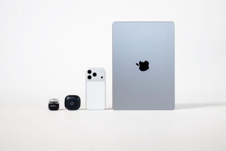 COMPASS+ コンパスプラス トラベルエアポンプ バッテリーレス Apple製品とのサイズ比較｜「小さいのにめちゃくちゃパワフル」常識を覆すギアが一般販売開始！夏のレジャーやドライブ、旅行でも大活躍！ バッテリーレスの超小型ガジェットを紹介