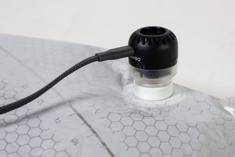 COMPASS+ コンパスプラス トラベルエアポンプ バッテリーレス 給電｜「小さいのにめちゃくちゃパワフル」常識を覆すギアが一般販売開始！夏のレジャーやドライブ、旅行でも大活躍！ バッテリーレスの超小型ガジェットを紹介