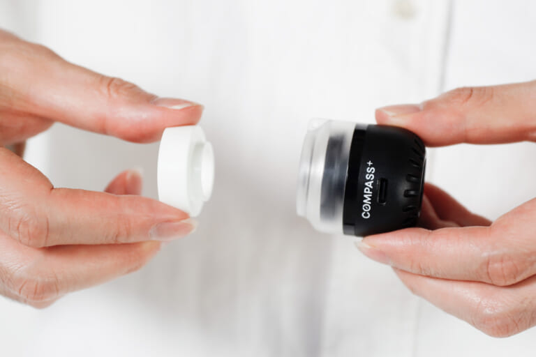 COMPASS+ コンパスプラス トラベルエアポンプ バッテリーレス ノズル付け替え｜「小さいのにめちゃくちゃパワフル」常識を覆すギアが一般販売開始！夏のレジャーやドライブ、旅行でも大活躍！ バッテリーレスの超小型ガジェットを紹介